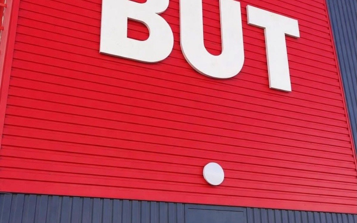 Façade commerciale BUT propre après nettoyage professionnel