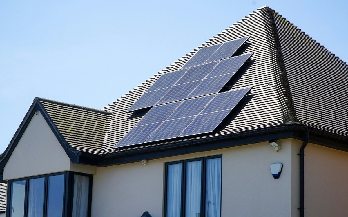 Panneaux solaires sur toiture résidentielle avant nettoyage